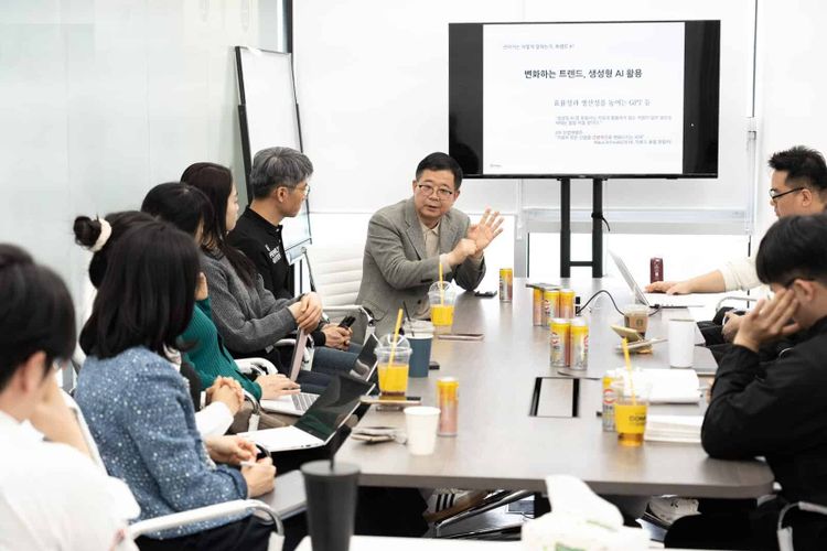 Kim Tae-hoon, Chairman of Moa Dental Group, lectures to middle managers of Minish Technology