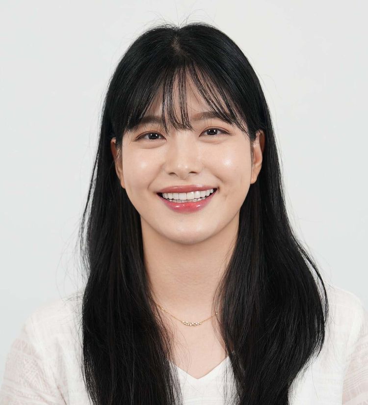 이효빈 치료 후 밝은 미소, 치아 관리 이미지