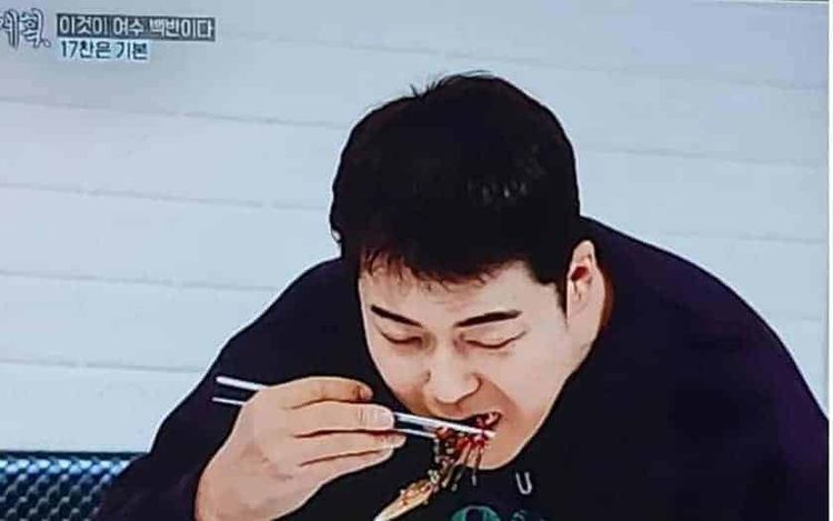 Broadcaster Jeon Hyunmoo says crab mukbang is OK because it's a minish, not a laminate
