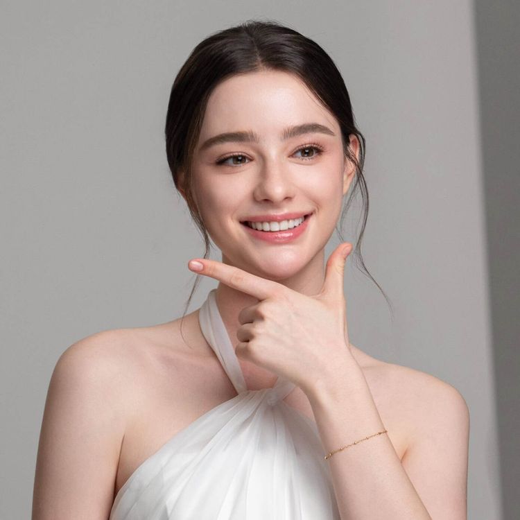 Dasha Taran's teeth improvement story, change after consultation