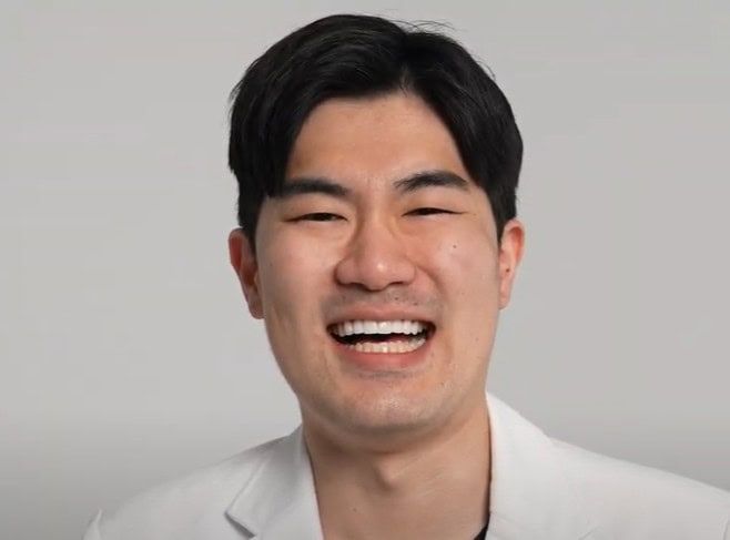 창원 정직한치과 김태윤 원장, 미니쉬 덕분에 벌어진치아→건치로