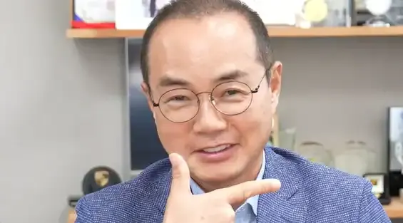 55만안 시력교정술 권위자 김진국 원장 "자꾸 거울보고 웃게 돼요"