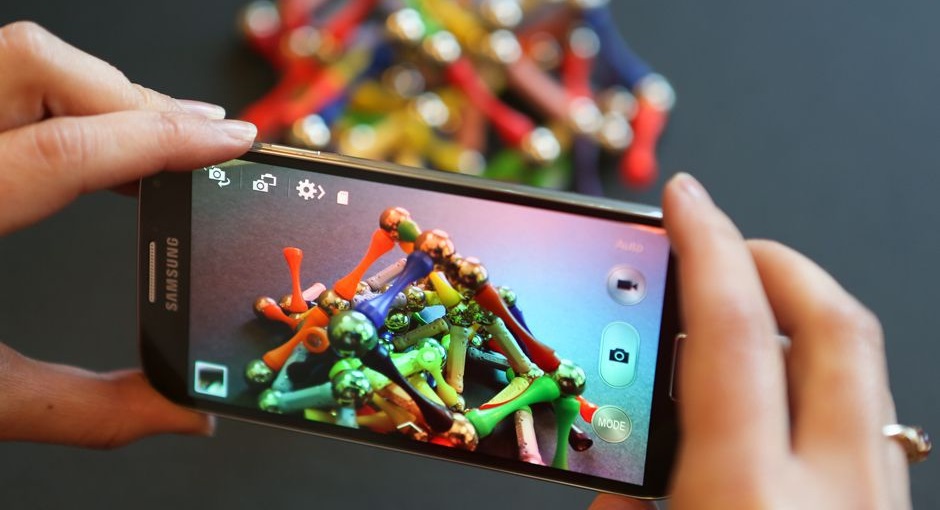 Smartphone camera aperture