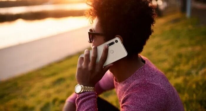 motocare-img-men-holding-phone