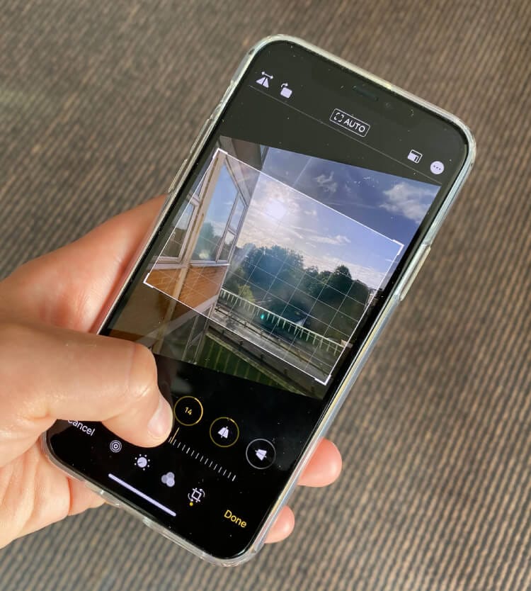 08.iPhone11-adjustcomposition-inhand(1).jpg