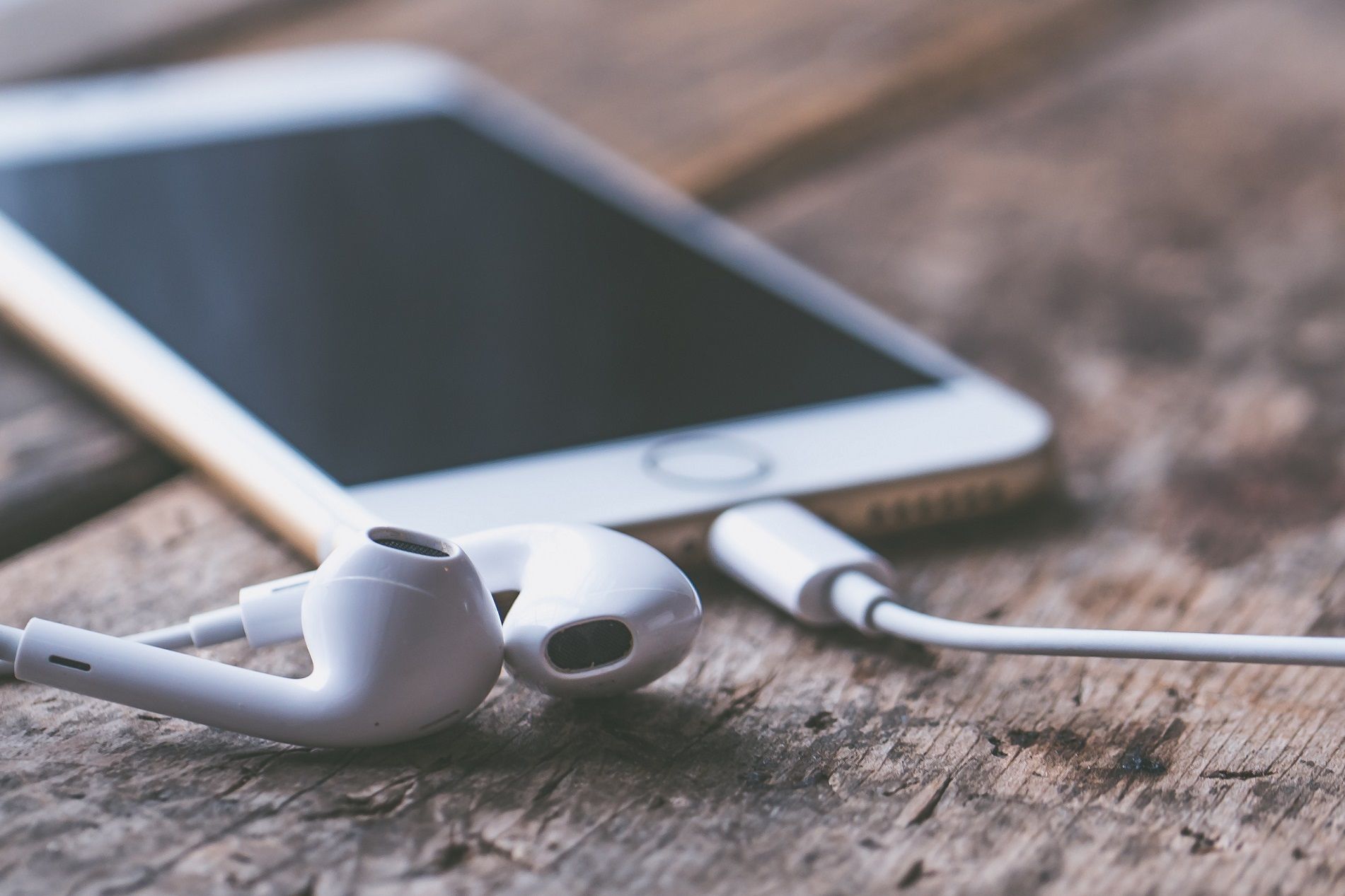 The Best Podcasts To Improve Your Daily Commute