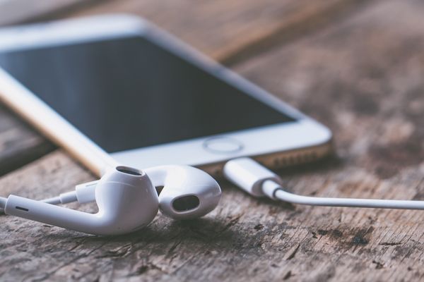 The Best Podcasts To Improve Your Daily Commute