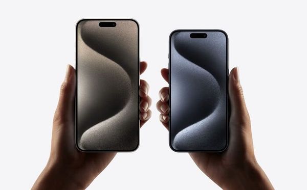 iPhone 15 Pro and iPhone 15 side by side