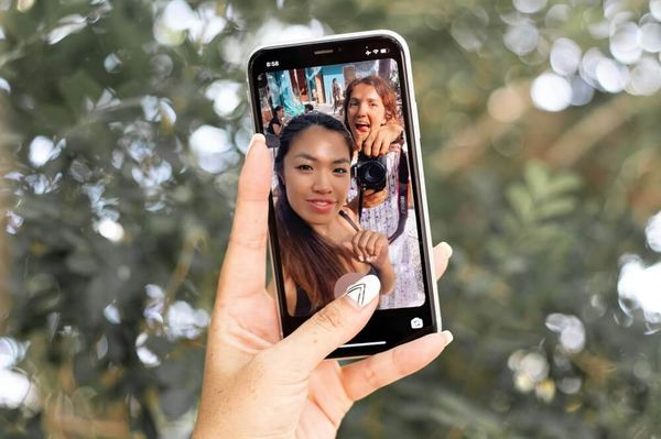 Vlogging on phone. Image - JuneAyeUnsplash