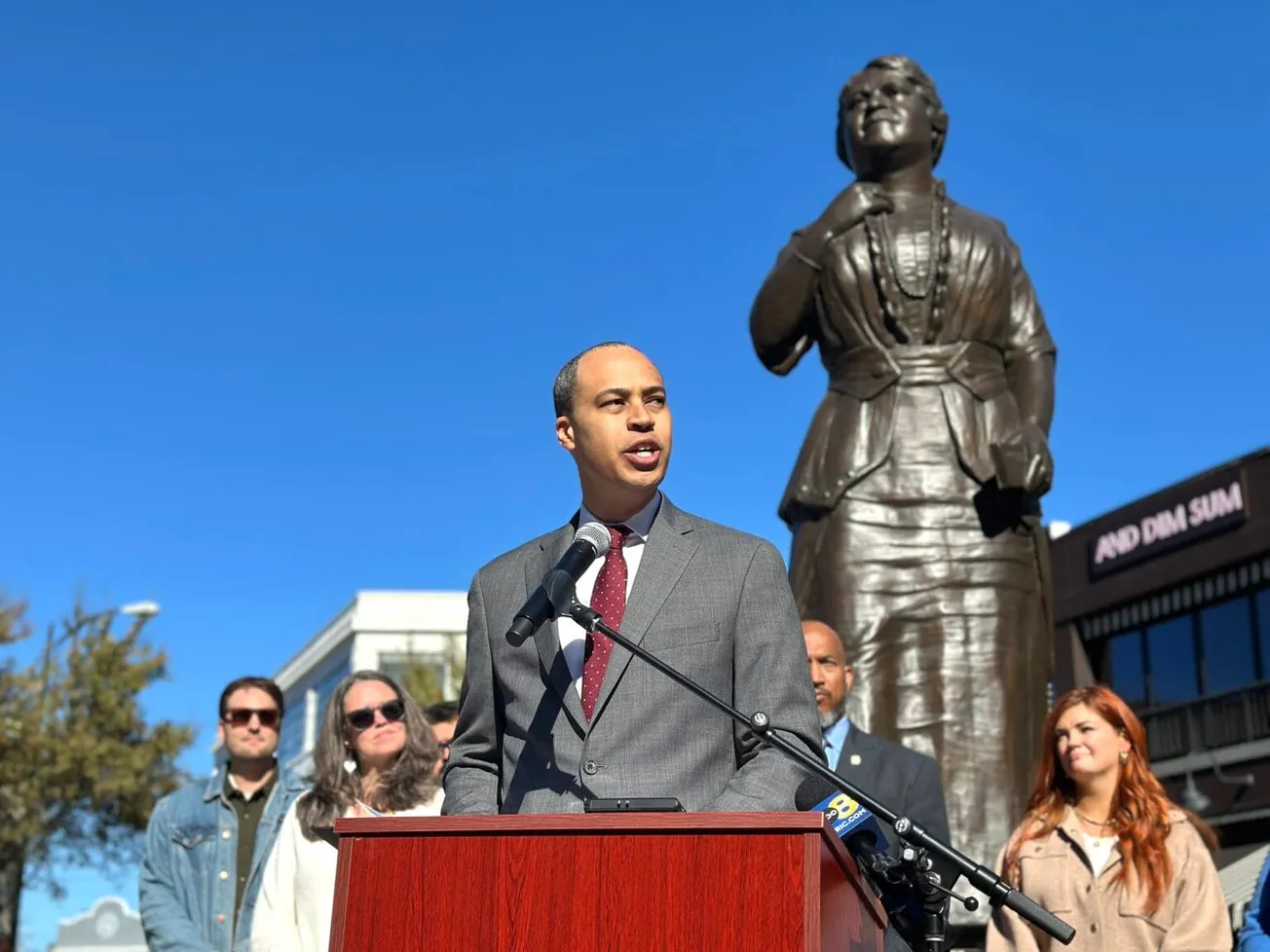 Jones text scandal reshapes Virginia’s attorney general race — and tests Spanberger’s ticket