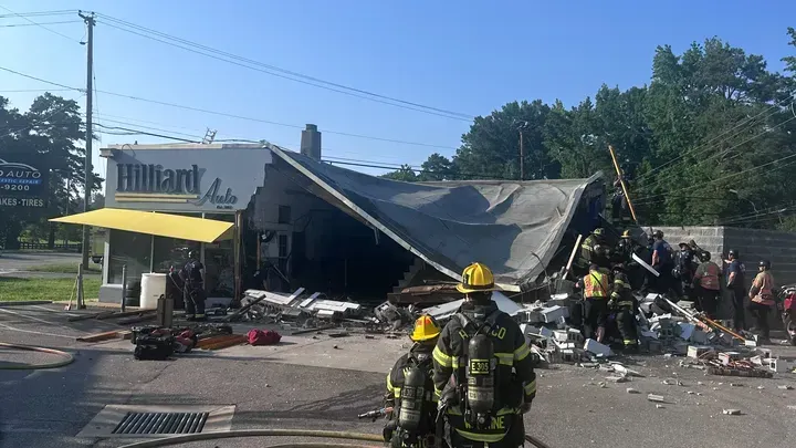 Lakeside auto shop partially collapsed by crash to remain open through repairs