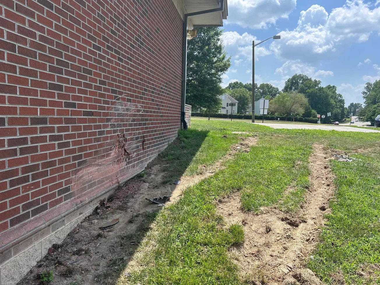 Driver crashes into Rivers Edge ES, damages wall