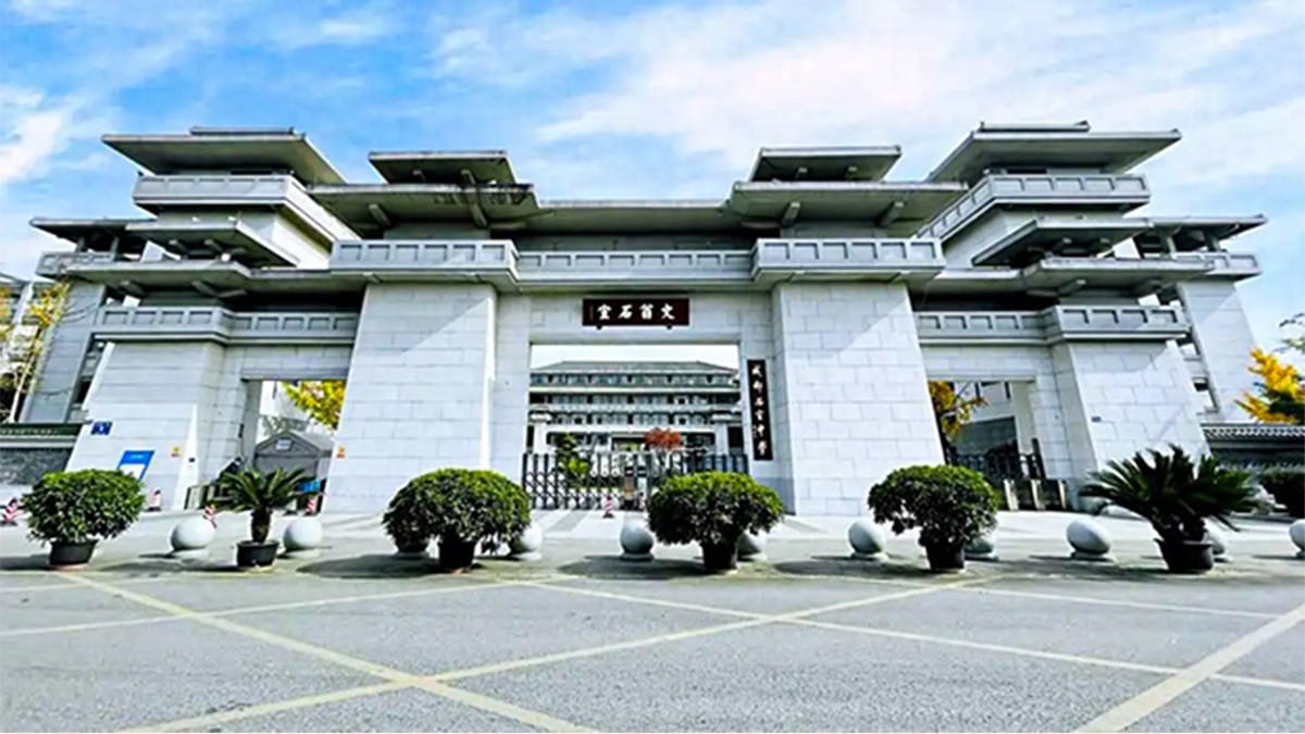 Chengdu Shishi High School Beihu Campus main entrance with traditional Chinese architecture