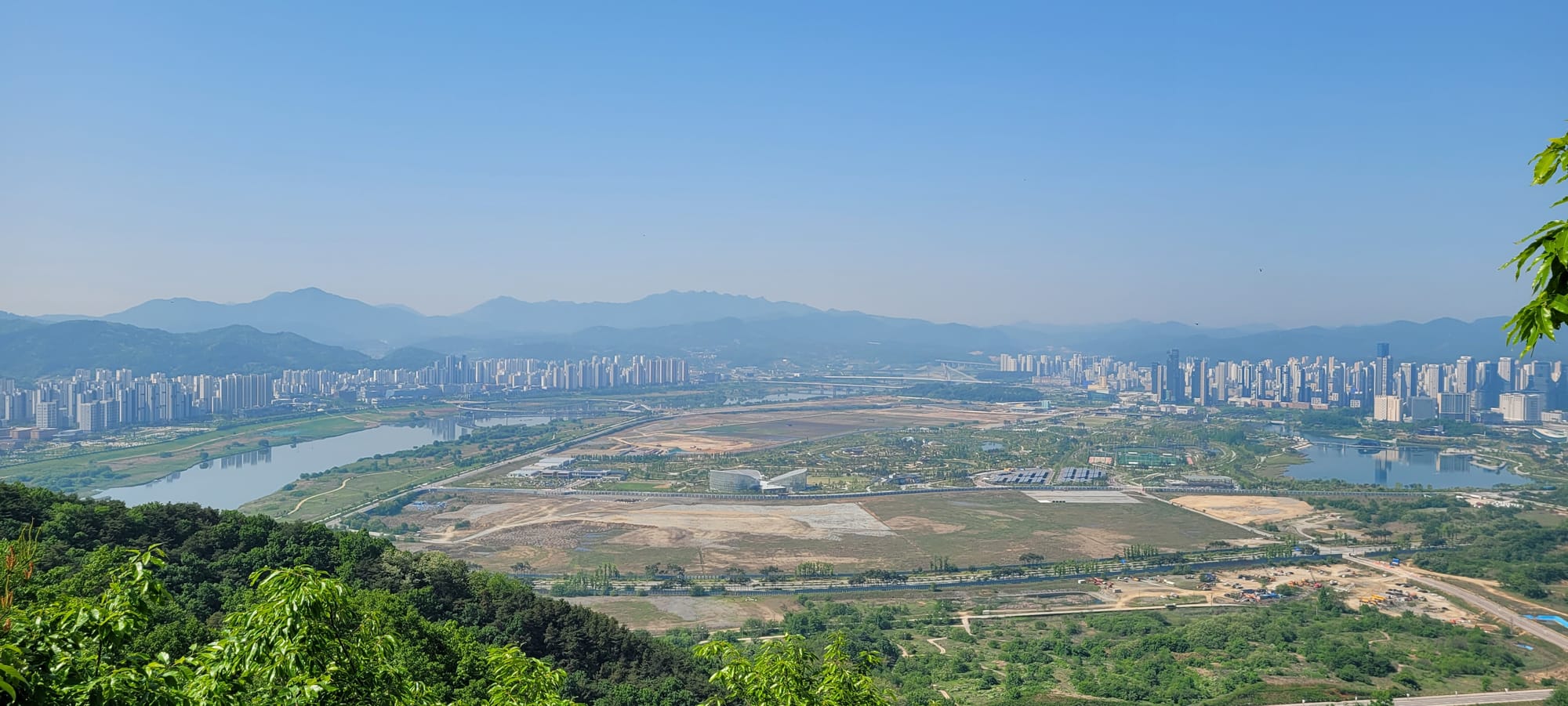 금강 쪽으로 조금 더 시선을 돌려보면 이런 모습이다. 바로 앞은 국회 세종의사당 부지다. (2023. 5. 9.)