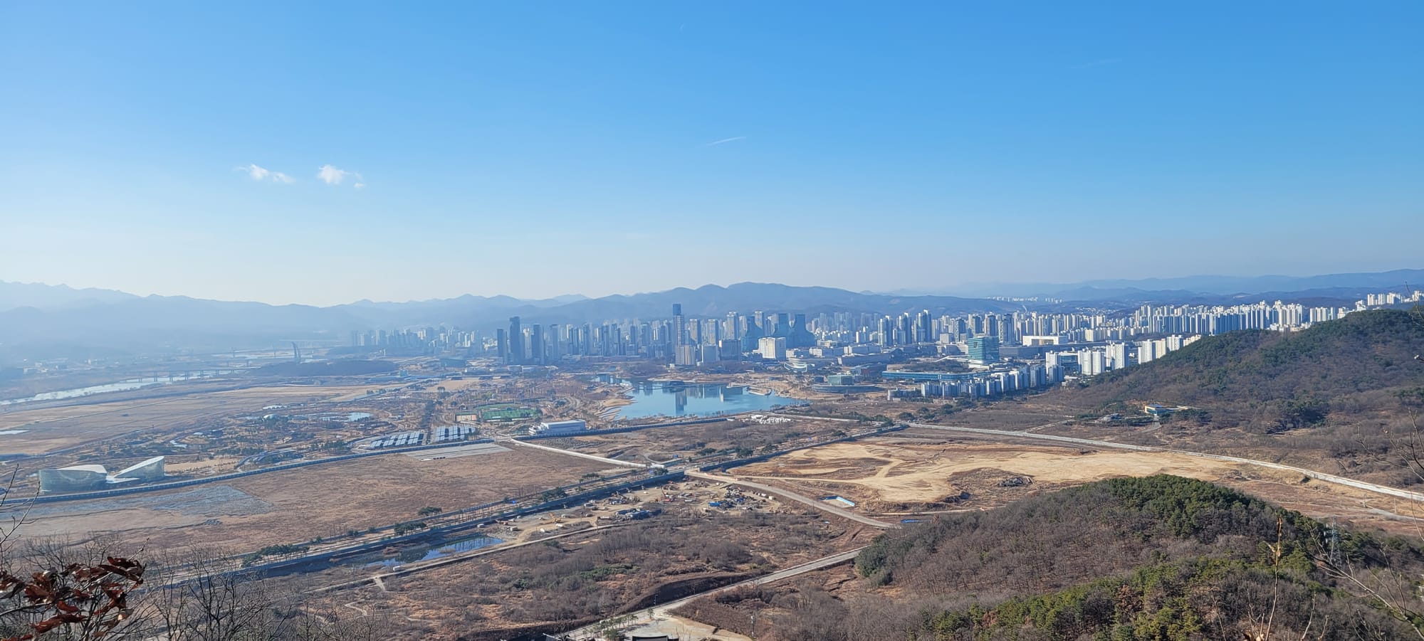 전월산에서 세종 호수공원을 바라보는 풍경. 저 멀리 계룡산도 보인다. (2024. 1. 6.)