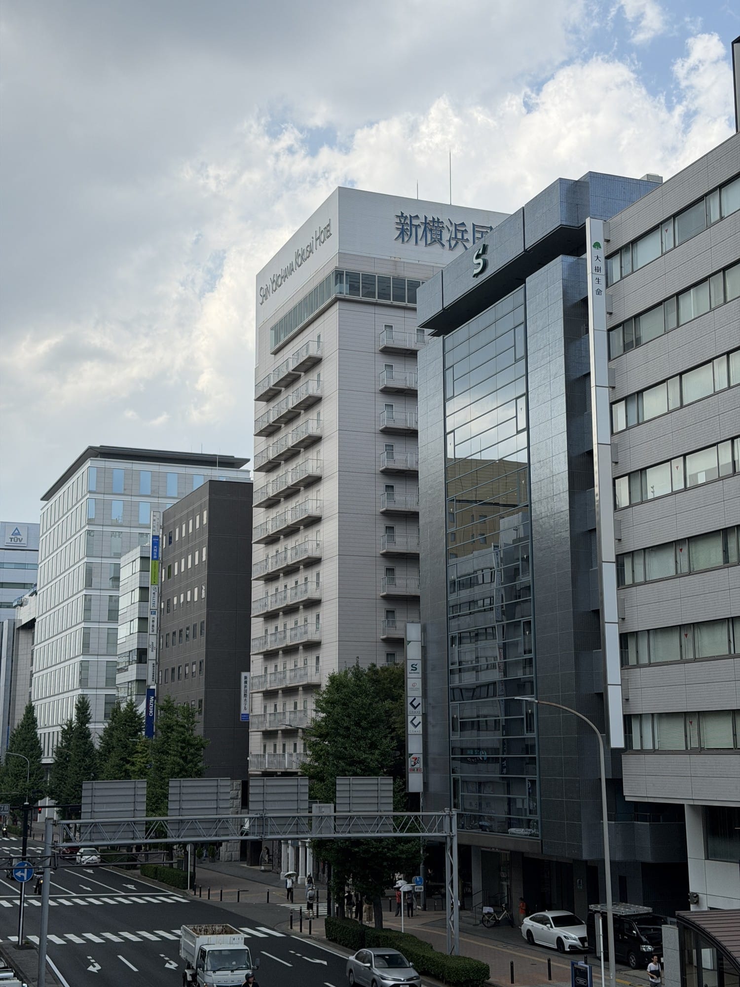 Shin-Yokohama Kokusai Hotel building seen from the street