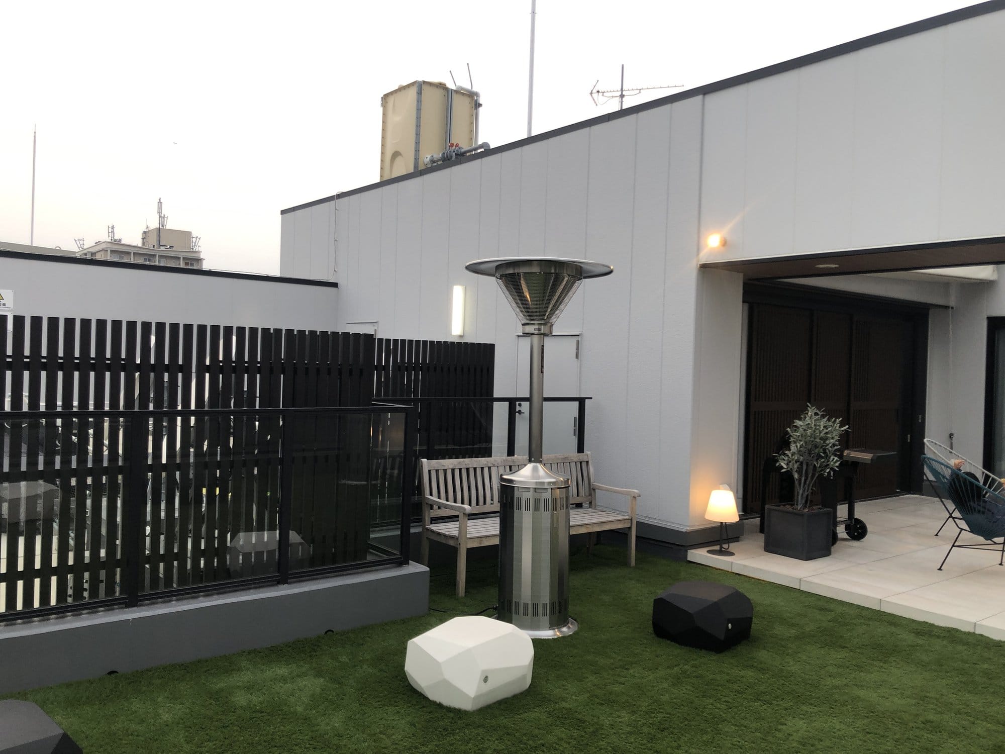 Terraza en la azotea con césped artificial en Tokyu Stay Shinjuku Eastside Garden Suite