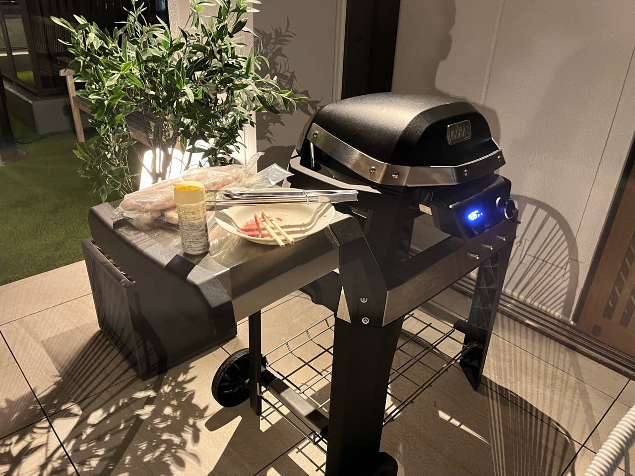 Parrilla de barbacoa instalada en la terraza privada de la Garden Suite en Tokyu Stay Shinjuku Eastside