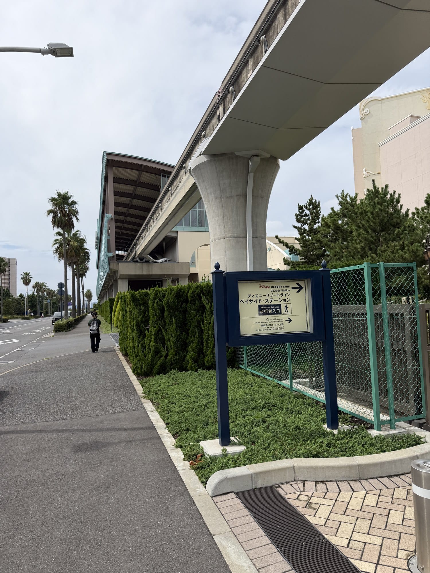 Signpost pointing to Bayside Station on the walk from the hotels