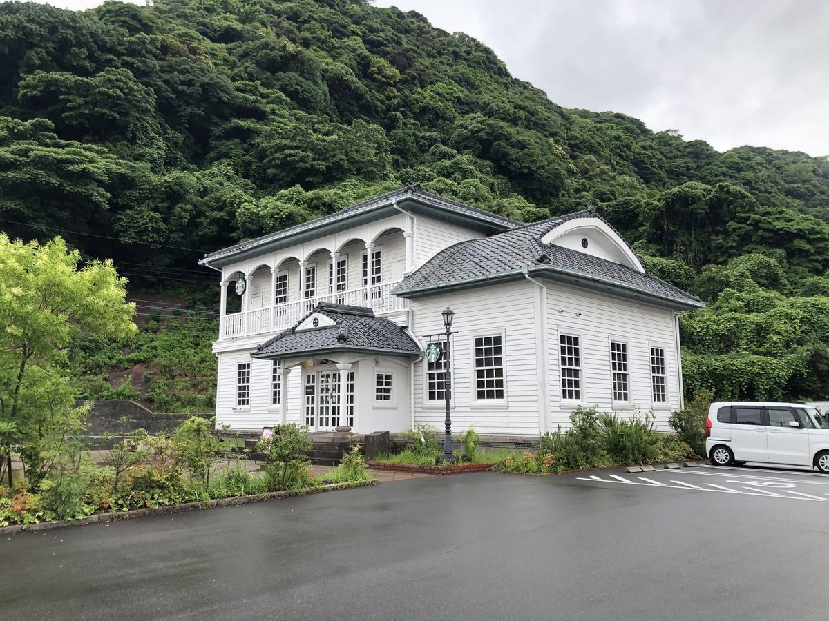 The Ijinkan, the white two-story Former Kagoshima Spinning Mill Engineers' Residence with arched verandas
