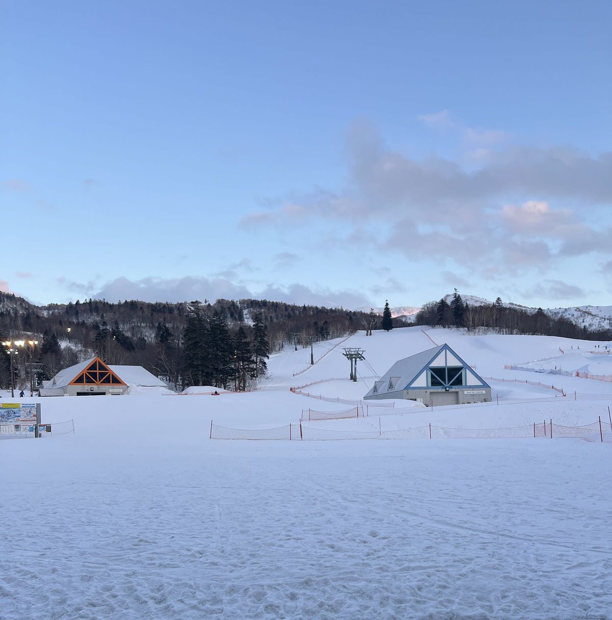 Base de Kiroro au crépuscule après l'arrêt des remontées mécaniques