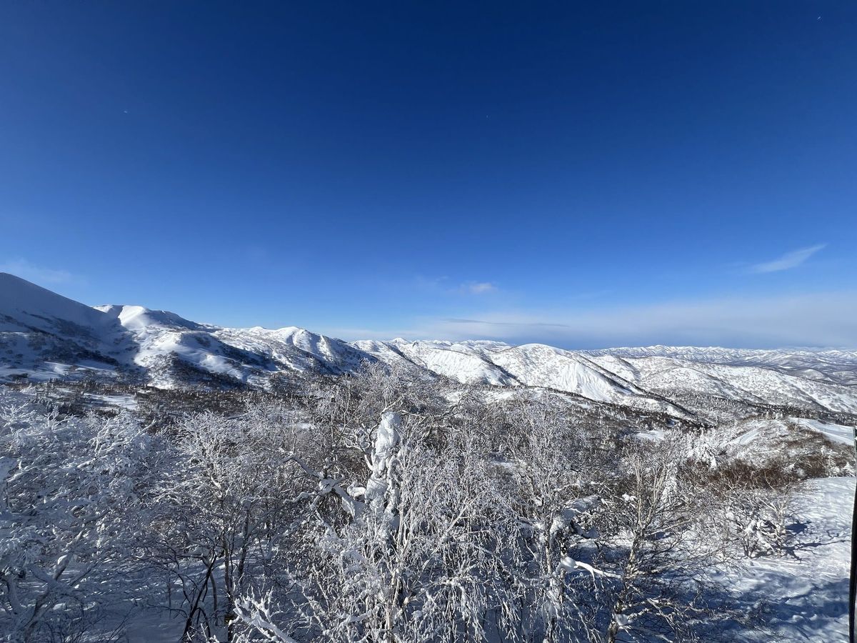 Crêtes enneigées vues depuis les hauteurs de Kiroro par temps clair