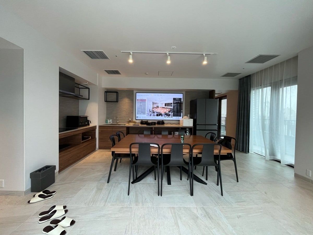 Sala de estar y comedor con cocina completa en la Garden Suite de Tokyu Stay Shinjuku Eastside
