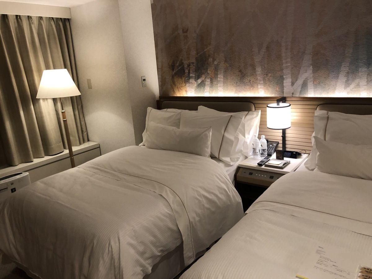 Chambre à deux lits avec décor de bouleaux au Westin Rusutsu Resort