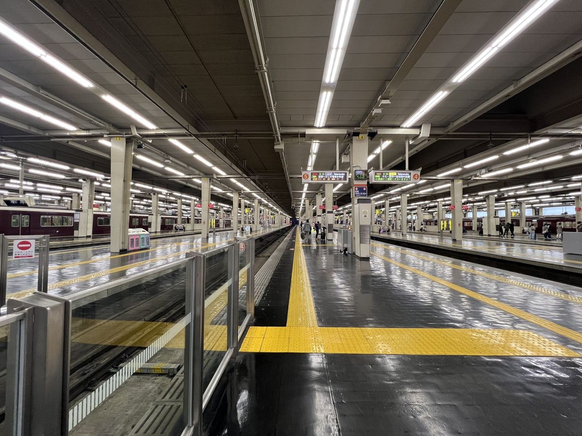 Empty platforms at Hankyu Osaka-Umeda Station before the first trains of the day