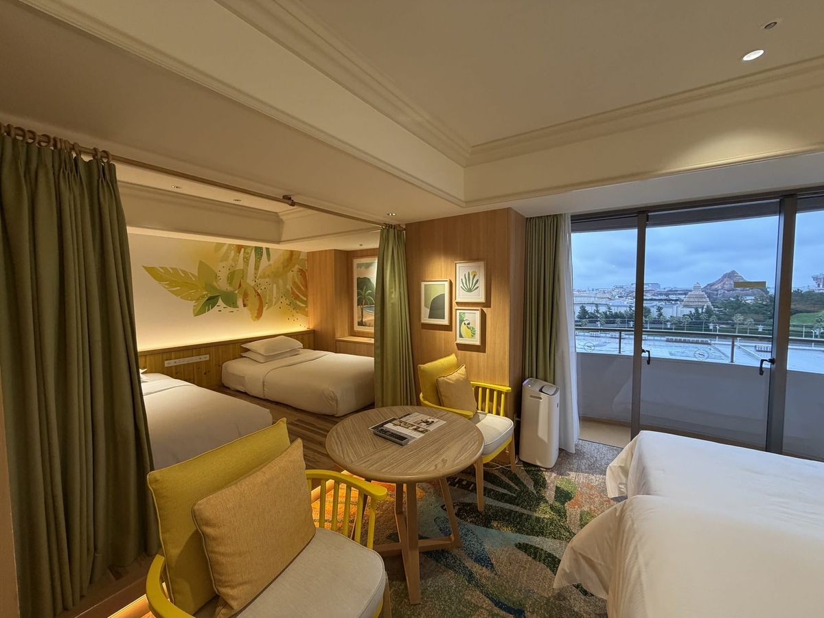 Family Premium Room with a twin alcove, a sitting area and a balcony window