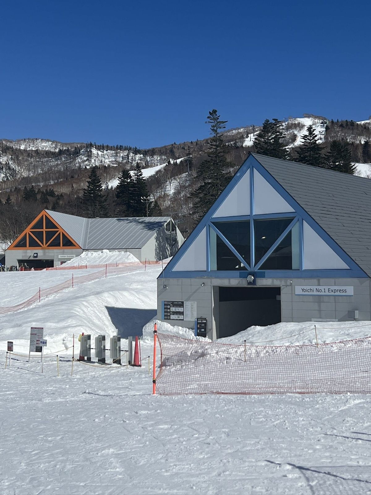 Yoichi No.1 Express lift station at Kiroro with ticket machines in the foreground and Center Express behind