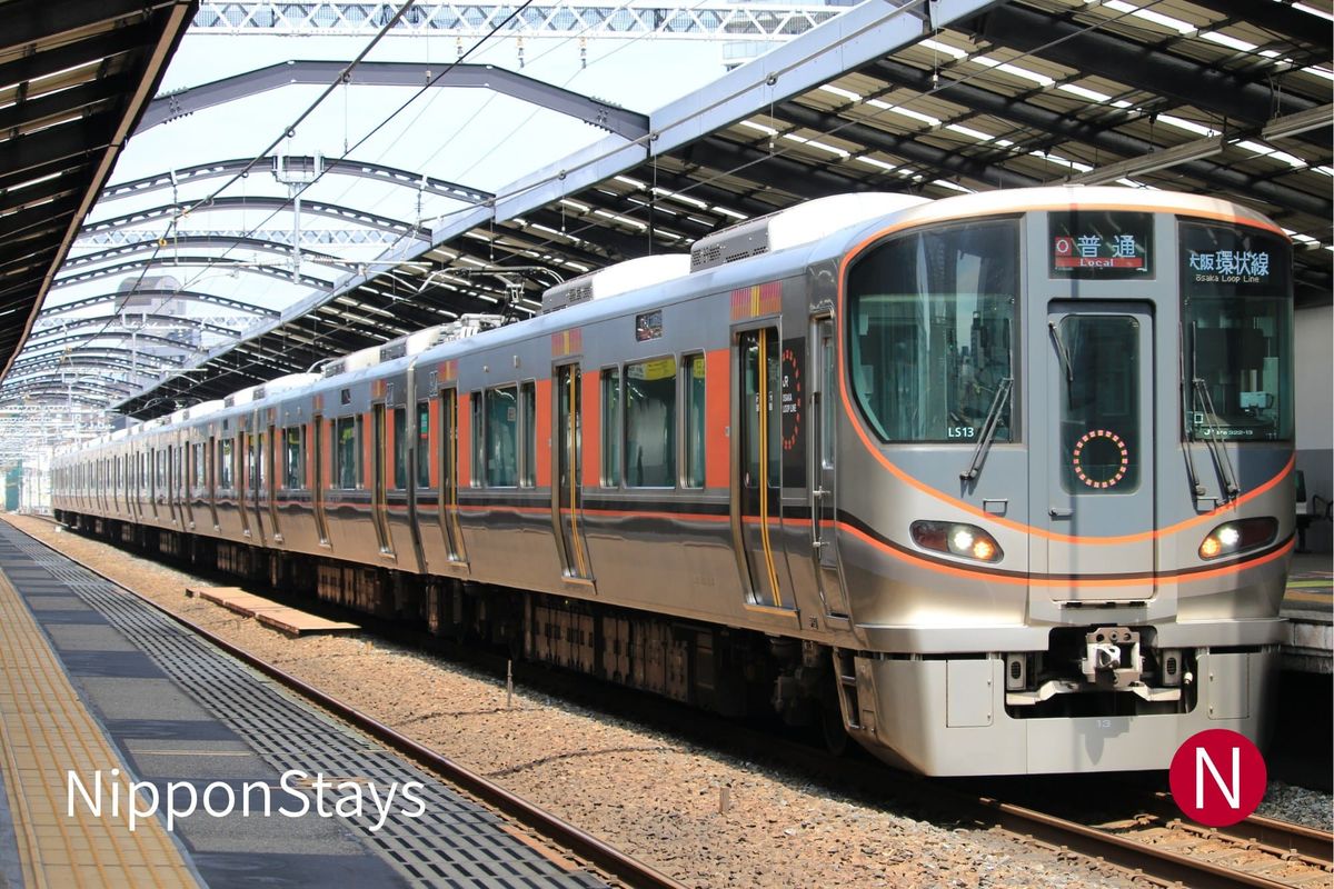 JR 323 series train on the Osaka Loop Line at a station platform