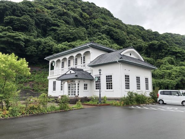 The Ijinkan, the white two-story Former Kagoshima Spinning Mill Engineers' Residence with arched verandas