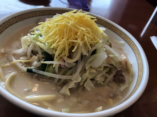Bowl of Nagasaki champon topped with vegetables and seafood