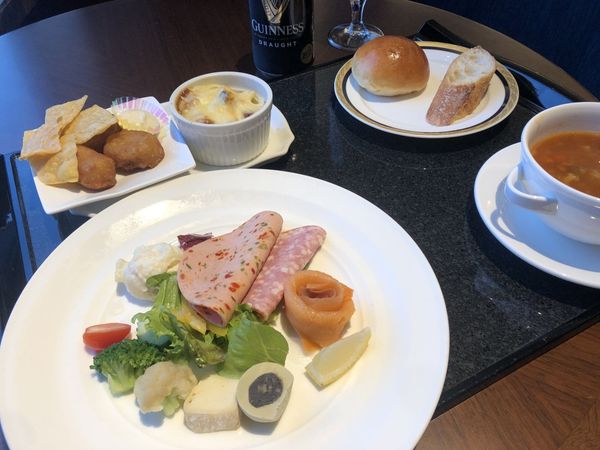 Evening food spread at the Sheraton Club lounge of the Yokohama Bay Sheraton: hors d'oeuvres, gratin, bread, soup and beer
