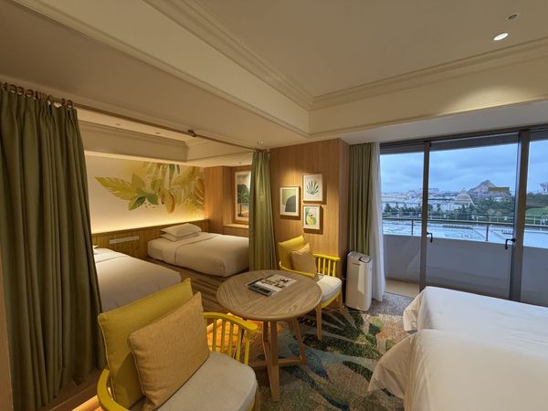 Family Premium Room with a twin alcove, a sitting area and a balcony window