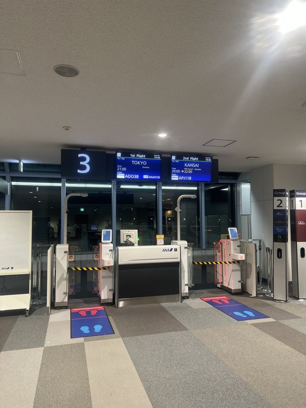 New Chitose gate board showing a departure re-timed from 20:00 to 22:00