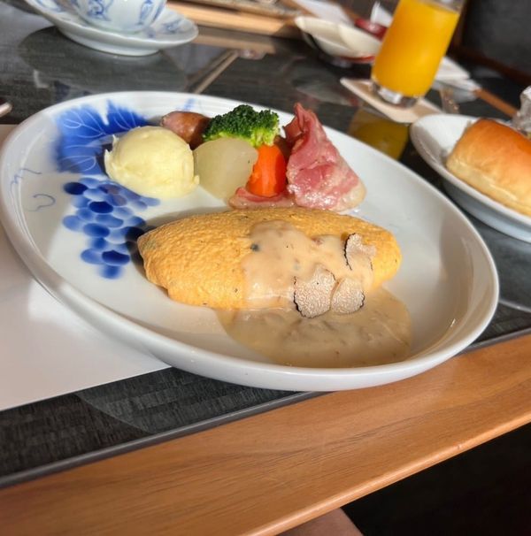 Truffle omelette breakfast plate at the club lounge at The Capitol Hotel Tokyu in Tokyo