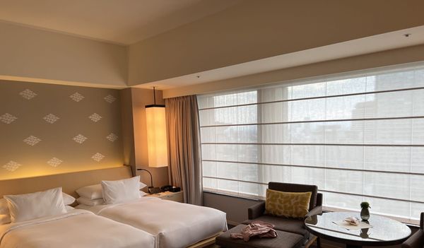 Club Deluxe Hollywood Twin room at The Capitol Hotel Tokyu, two beds pushed together on the club floor