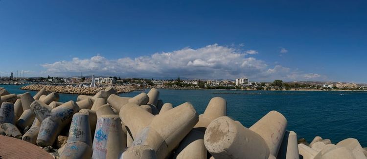 Stadtsilhouette Limassol von der Küste aus betrachtet