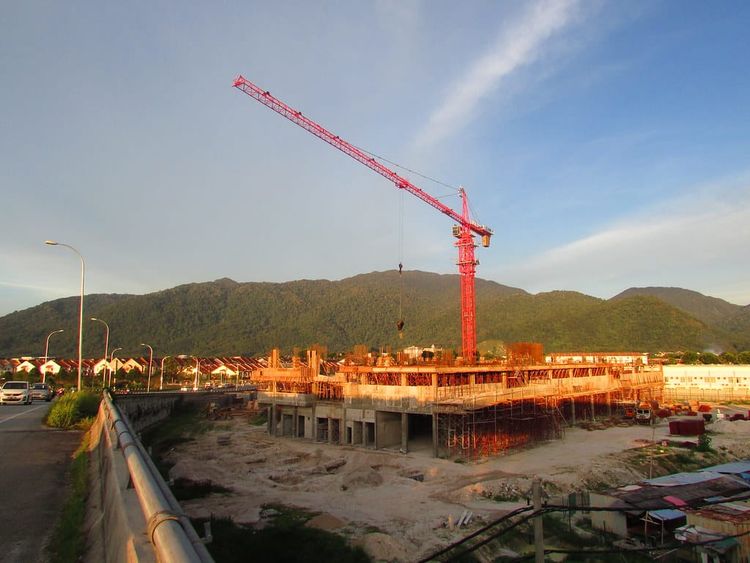 Baustelle mit Baukran bei einem Wohnbauprojekt im Abendlicht