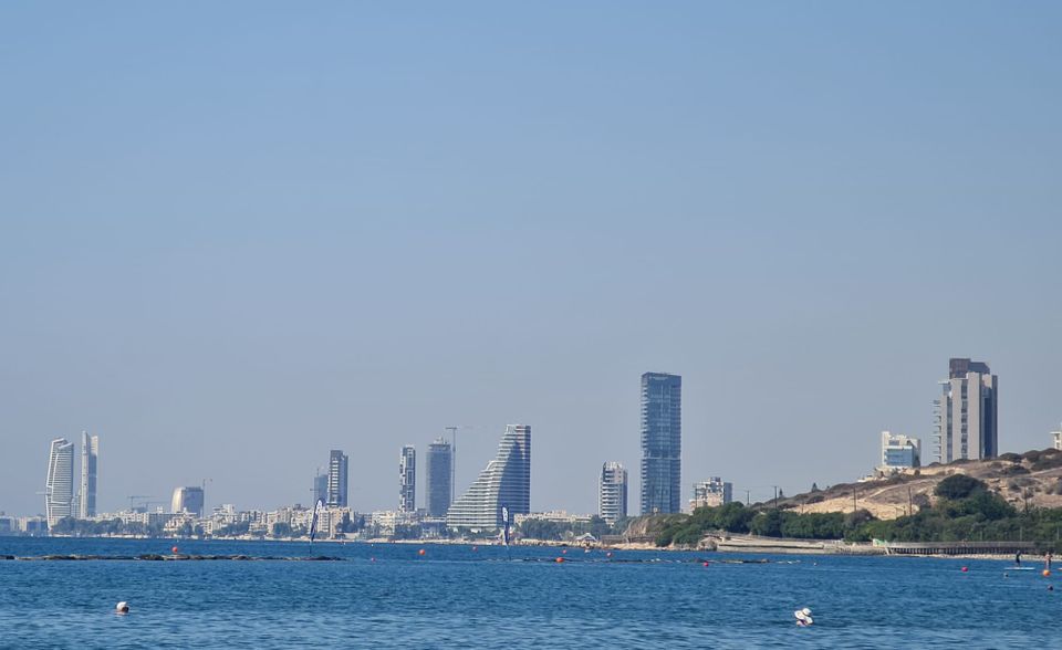 Limassol Skyline mit modernen Hochhäusern an der Küste