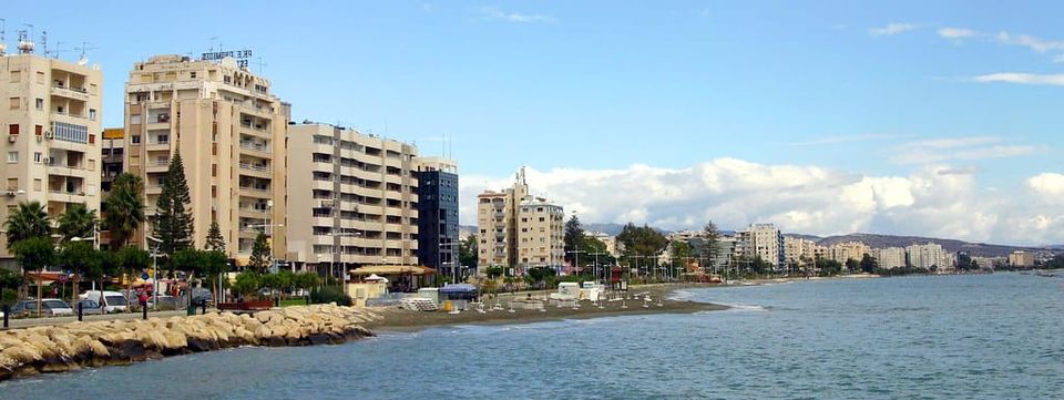 Skyline von Limassol, Zypern, mit Wohn- und Bürogebäuden an der Küste