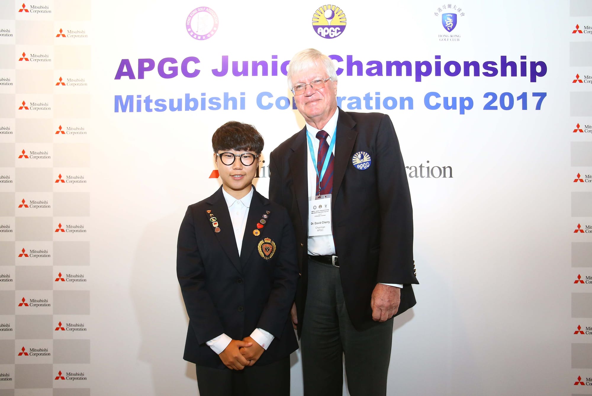 Girls individual winner Jeong Yun-ji of Korea is congratulated on her success by APGC Chairman David Cherry.