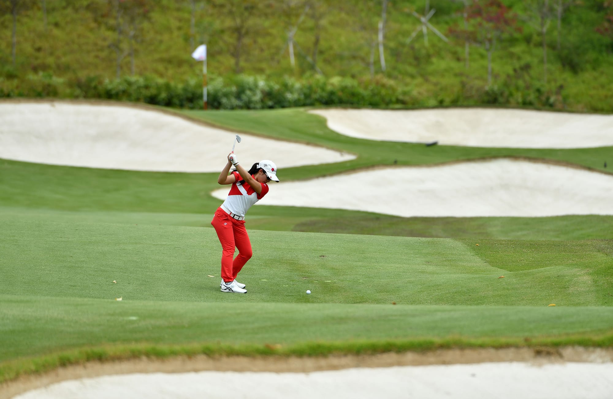 Joint runner-up Yuna Nishimura strikes a pinpoint approach shot.