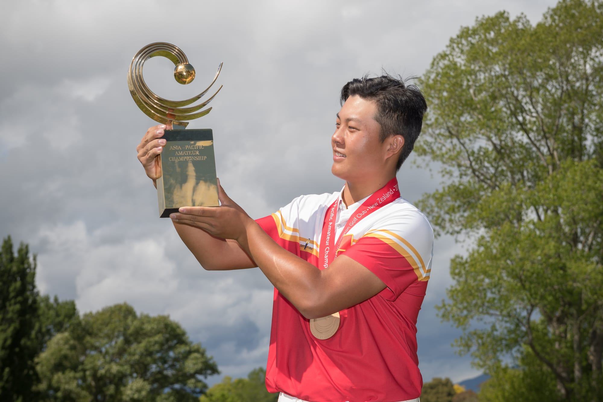 Lin Yuxin casts an admiring eye at the Asia-Pacific Amateur Championship.