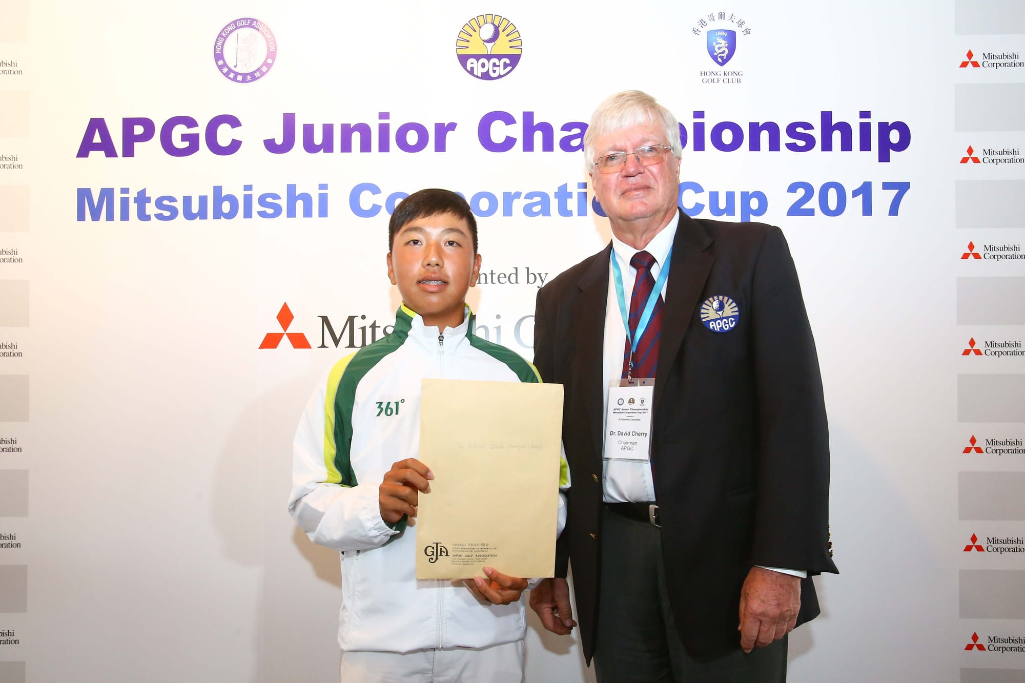 APGC Chairman David Cherry with boys individual winner Si Ngai of Macau.