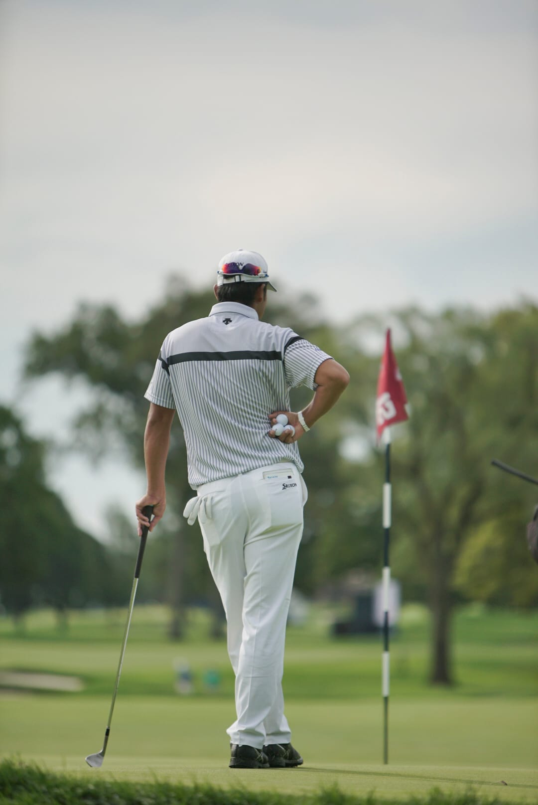 Hideki Matsuyama waits his turn to putt. Picture by Jeff Marsh/USGA.