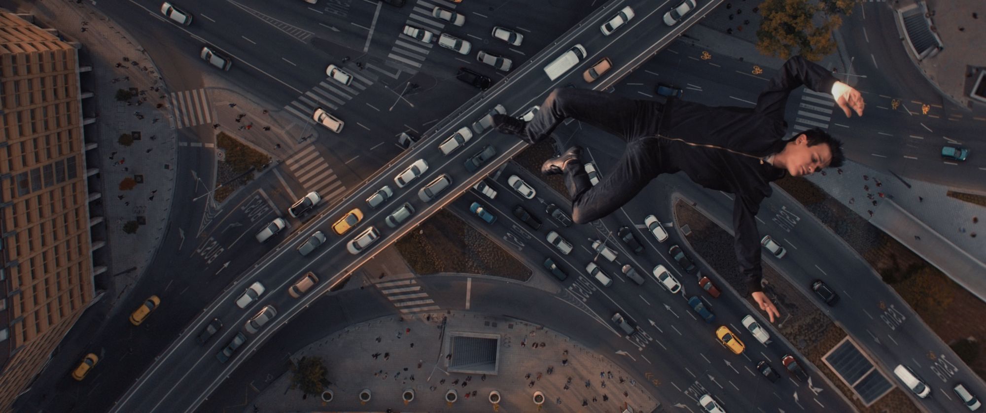 Una luna chiamata Europa, i migranti volano nel visionario film ungherese