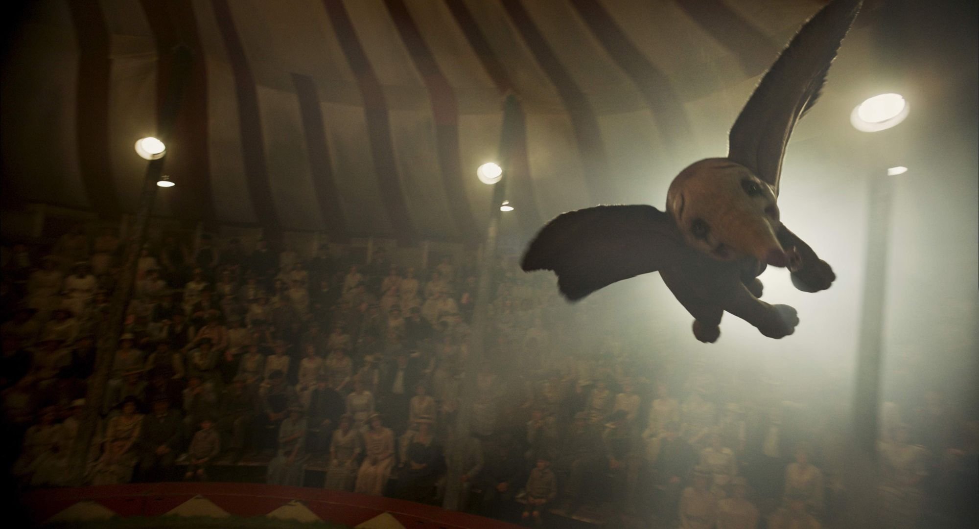 Dumbo di Tim Burton sabota dall’interno i colossi dell’intrattenimento